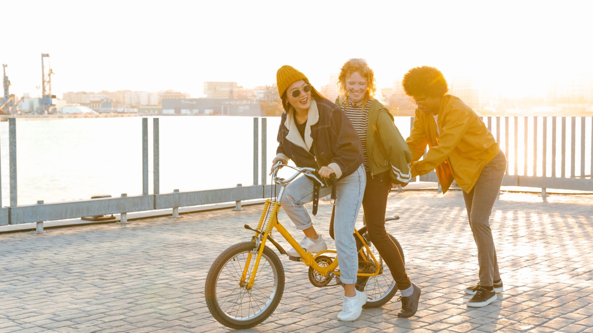 lifestyle-young-friends-outdoors1